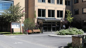 Main entrance to the KBC building