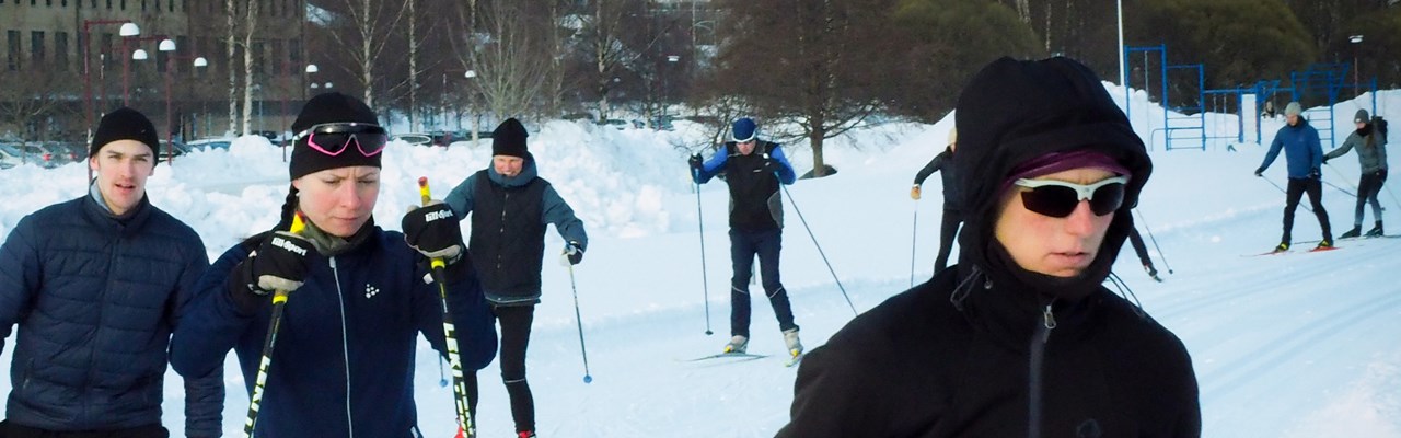 Studenter och medarbetare åker längdskidor under Hälsa på campus