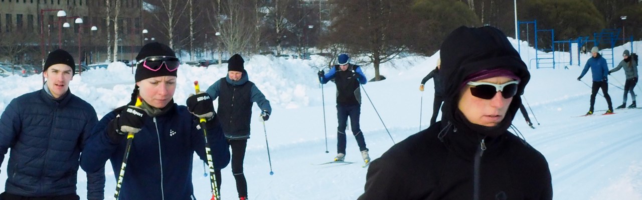 Studenter och medarbetare åker längdskidor under Hälsa på campus
