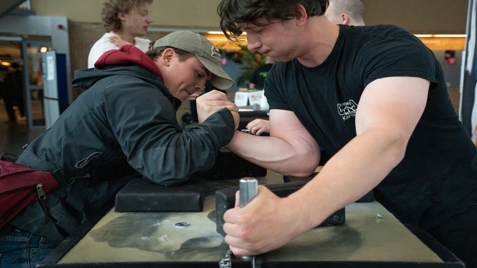 Arm wrestling in the Lindell Hall. 