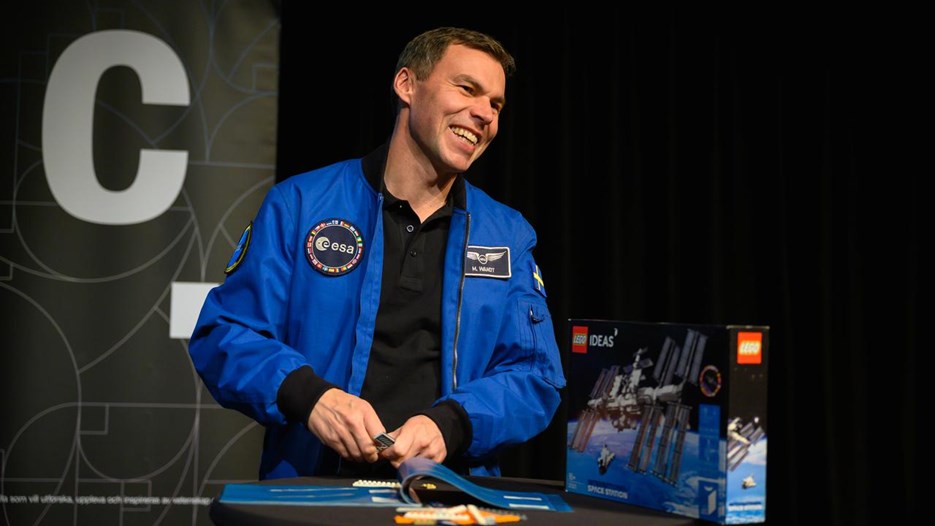 Marcus Wandt bygger de första bitarna i en LEGO-modell av rymdstationen ISS.