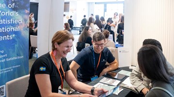  Representatives from Umeå University in a student fair, talking to prospective students.