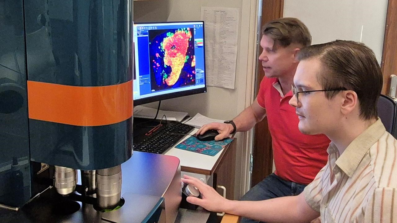 Doktorand Joakim Lehrstrand (n&auml;rmast) och Professor Ulf Ahlgren framf&ouml;r ett sk. ljusf&auml;ltsmikroskop, en av de tekniker de anv&auml;nder f&ouml;r att skapa tredimensionella bilder av bukspottk&ouml;rteln vid diabetes.