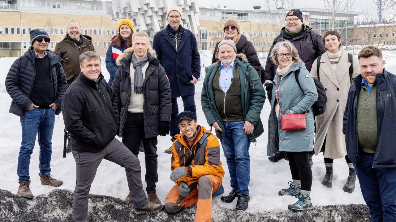 Gruppbild på deltagarna i HYBES-projektet stående utomhus.