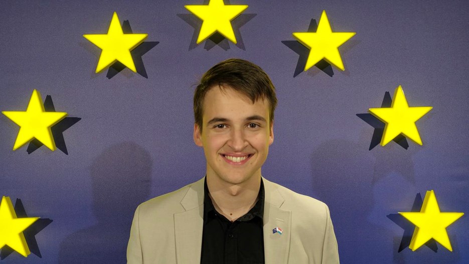 Andreas Fegraeus står framför en blå vägg med gula EU-stjärnor.