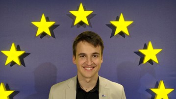 Andreas Fegraeus står framför en blå vägg med gula EU-stjärnor.