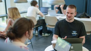 Studenter som sitter med laptops