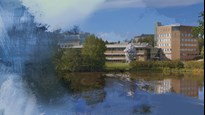 Abstrakta färgformer i blått och orange överlagrar ett fotografi av campusbyggnader vid campusdammen.