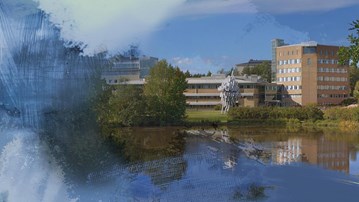 Abstrakta färgformer i blått och orange överlagrar ett fotografi av campusbyggnader vid campusdammen.