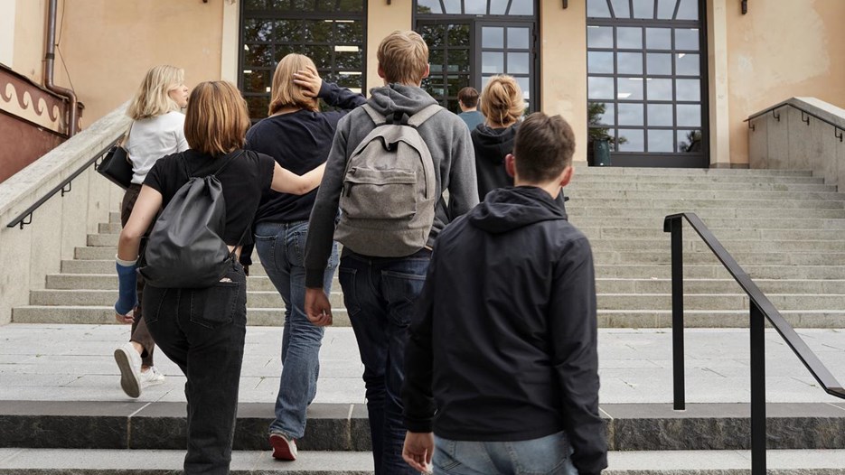 Skolelever går uppför trappa.