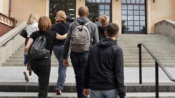 Skolelever går uppför trappa.