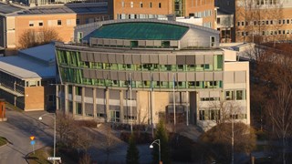 Norrlands universitetssjukhus har Sveriges modernaste helikopterflygplats med vacker utsikt från 50 meters höjd