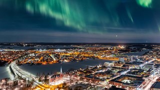 Norrsken i grönt över en stadsmiljö.