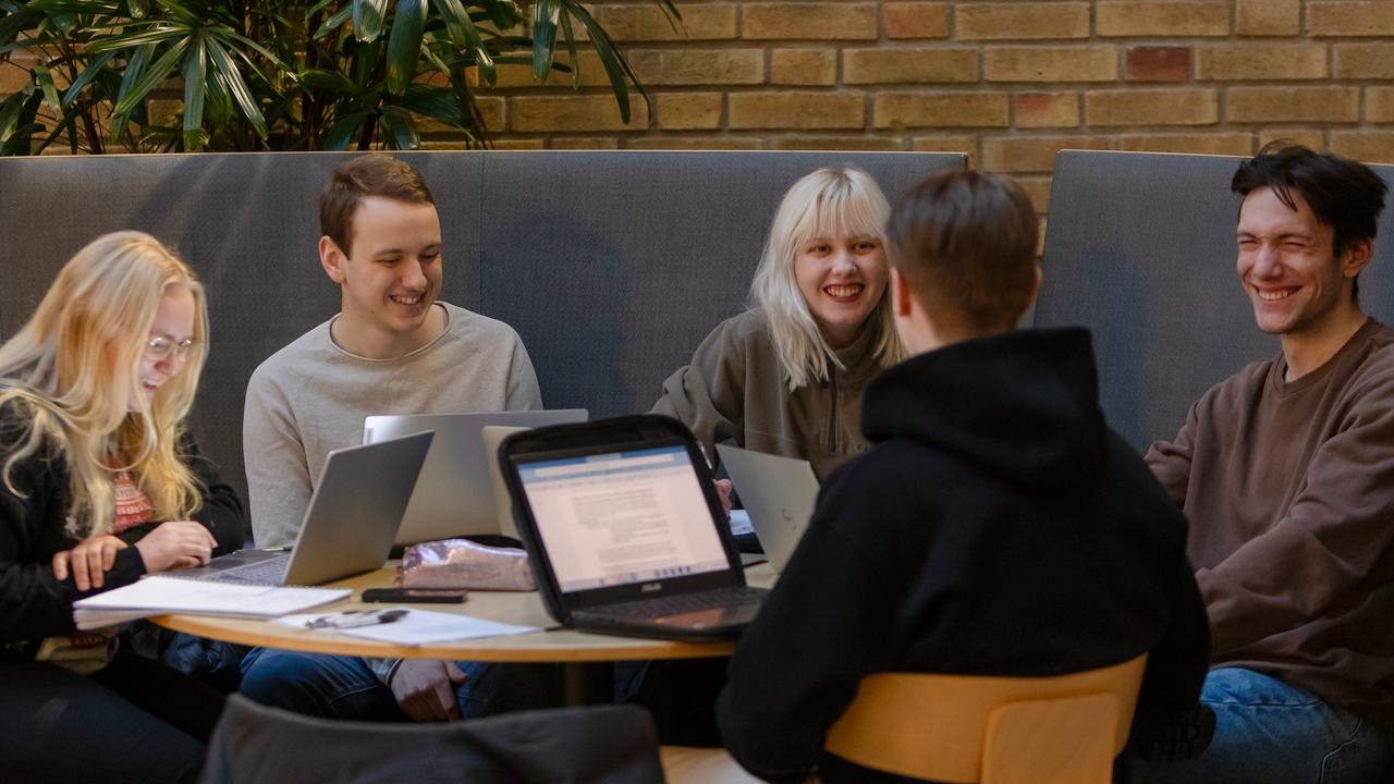 Studenter som grupparbetar i KBC-huset