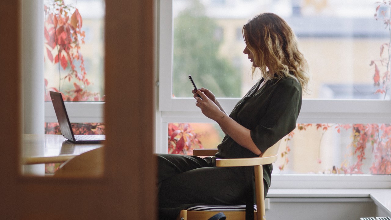 Studenten Olivia Gilbertsson sitter vid sin dator och jobbar.
