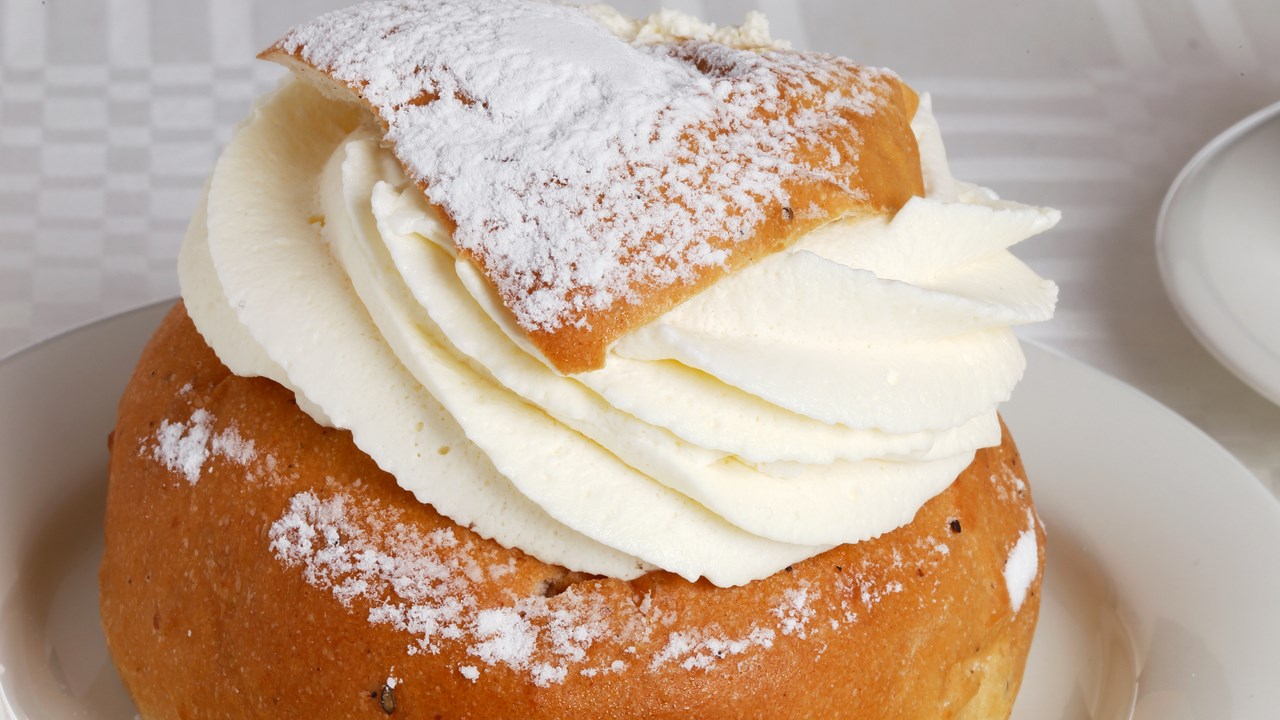 En semla och en kopp kaffe.