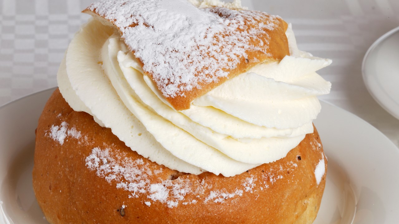 En semla och en kopp kaffe.