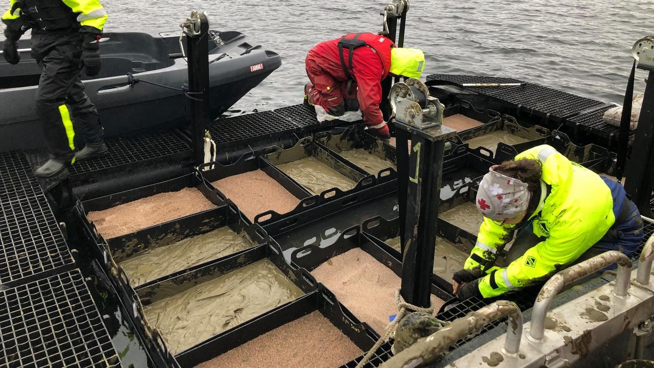 Forskning med höj- och sänkbara bottnar i Gaviken för att undersöka påverkan av vattenkraftsreglering.