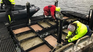 Forskning med höj- och sänkbara bottnar i Gaviken för att undersöka påverkan av vattenkraftsreglering.