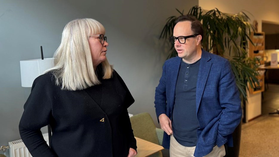En kvinna och en man pratar