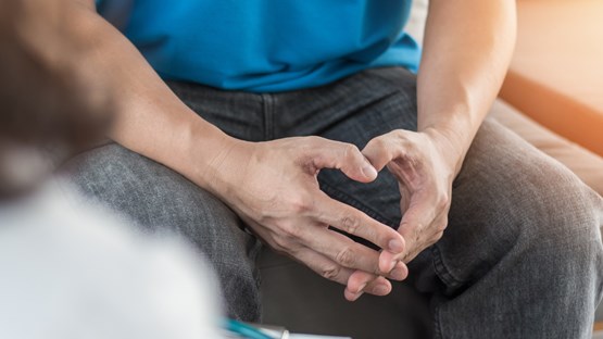 Manlig patient som har konsultation med läkare.