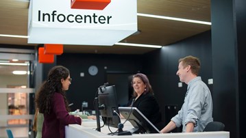The Infocenter helpdesk in the middle of supporting a student.