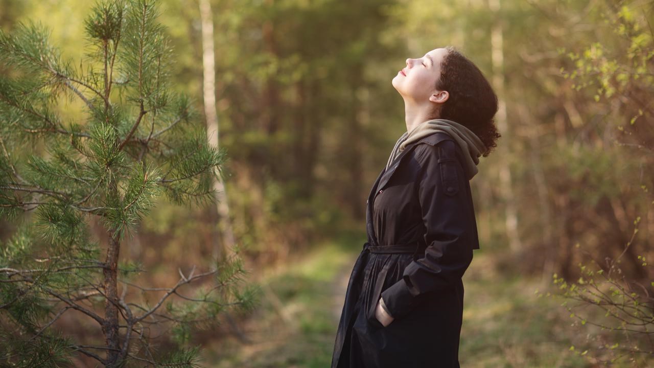 Kvinna tar det lugnt i skogen