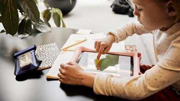 En flicka med en iPad.