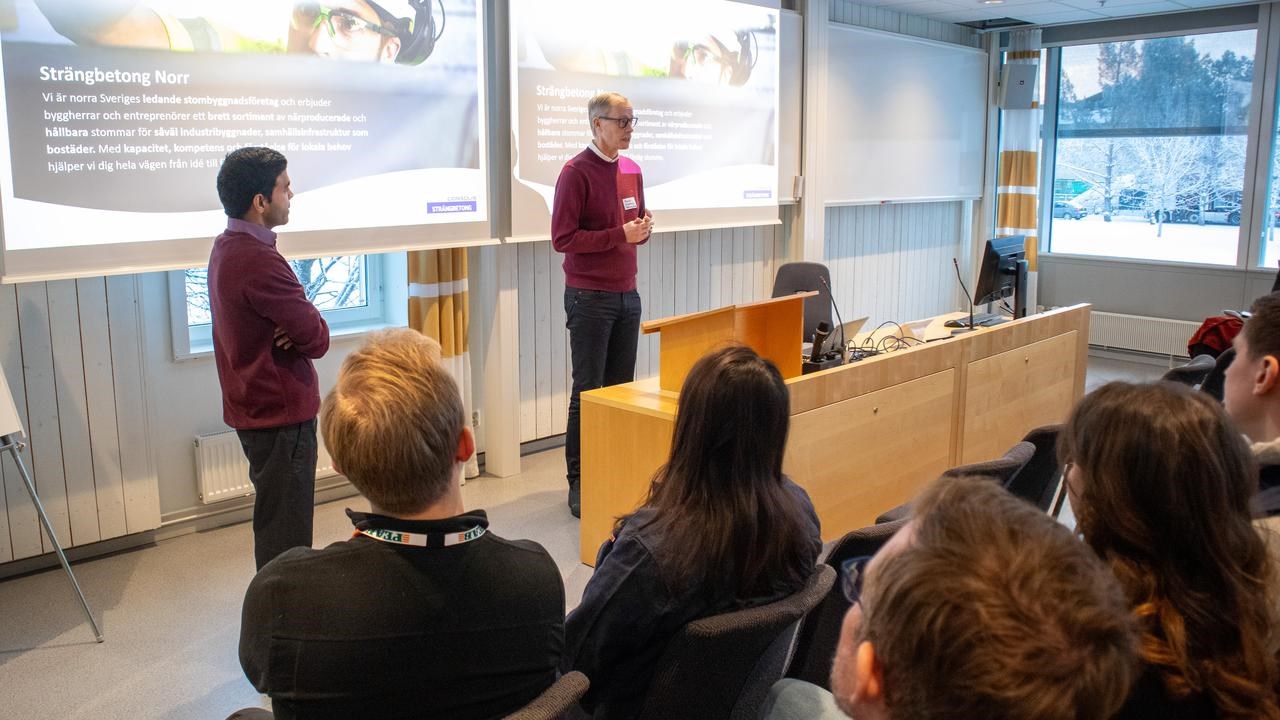 Bild p&aring; Bala Penmatcha och Niclas Lindberg, Str&auml;ngbetong, som f&ouml;rel&auml;ser inf&ouml;r en grupp studenter.