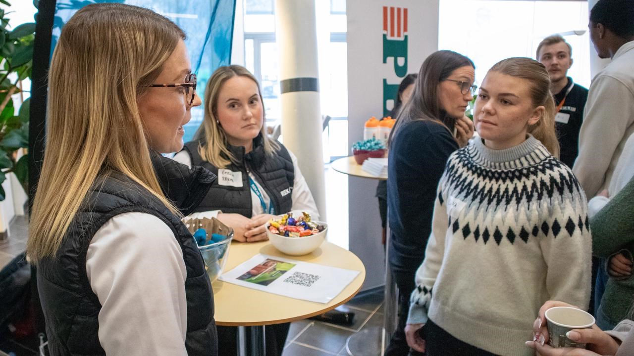 Bild p&aring; studenten Elina Harr tillsammans med tv&aring; anst&auml;llda p&aring; Rekab Entreprenad.