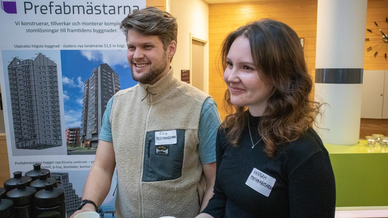 Bild p&aring; Filip Sundin och Hannah Marklund st&aring;ende vid Prefabm&auml;starnas monter.