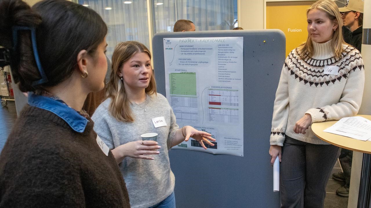 Bild p&aring; tre personer vid en posterpresentation.