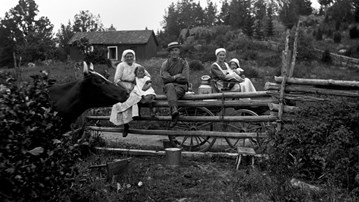 Familj utanför hus