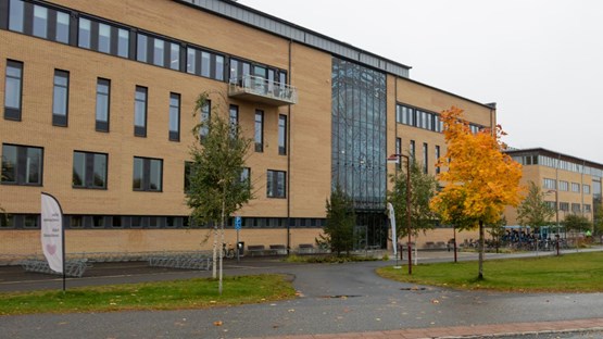 Polisutbildningshuset vid Umeå universitet om hösten.
