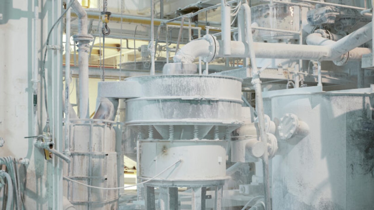 Foto från Kronos Titan AS fabrik i Fredrikstad, Norge (2019), som en del av konstnären Marte Johnsliens projekt 'White to Earth'.
