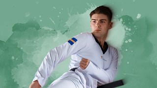 En man som utövar takewondo