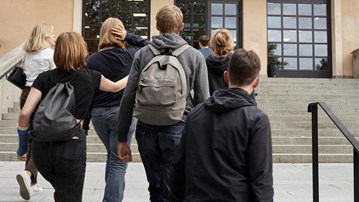 Skolelever går uppför trappa.