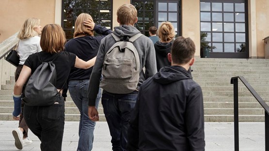 Skolelever går uppför trappa.