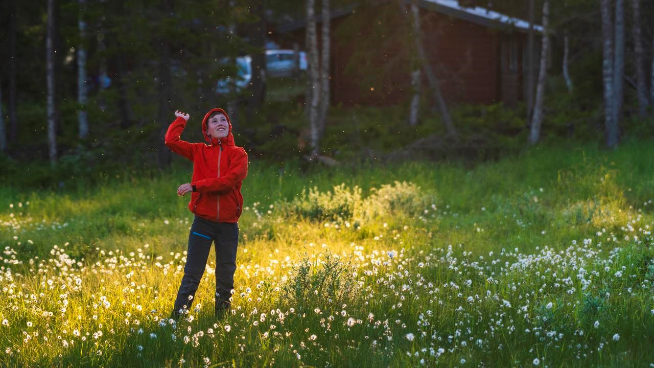 Pojke viftar bort mygg och knott