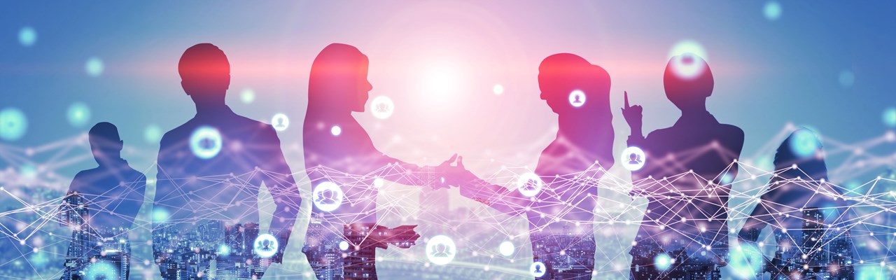 kreativ bild av affärsmänniskor i ett konferensrum. Kan se staden och höghus i bakgrunden.