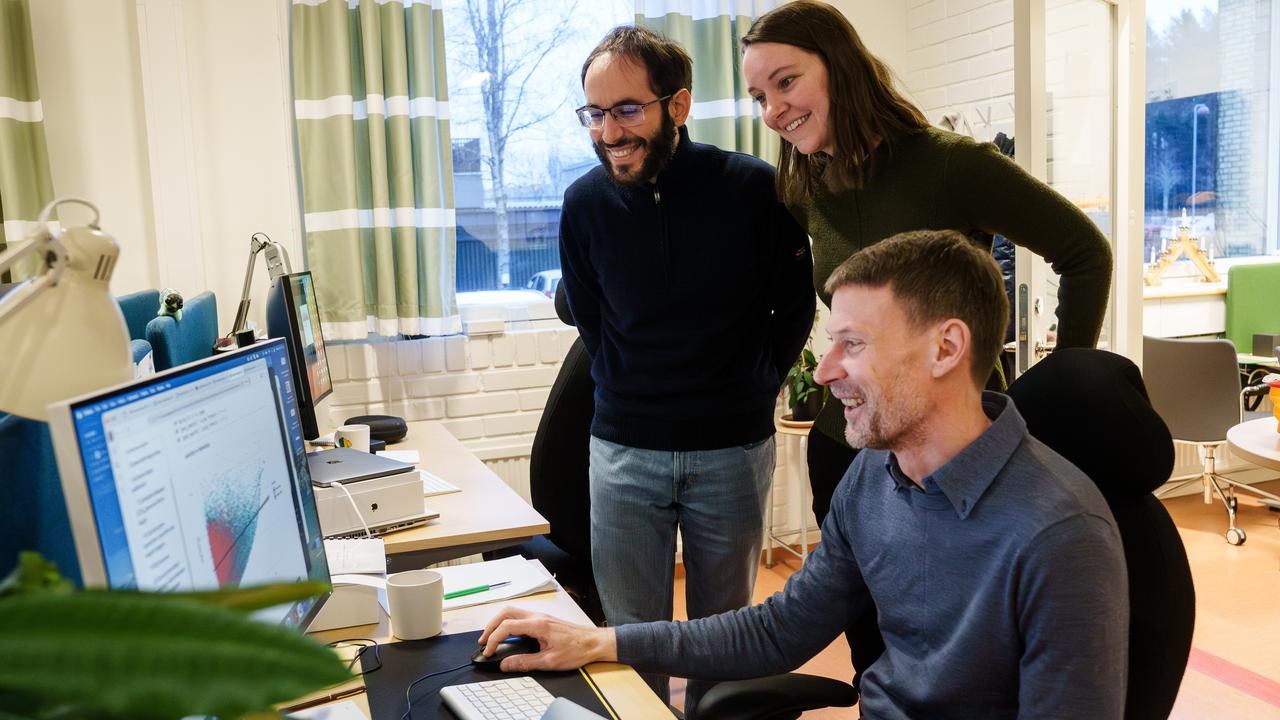 Bild p&aring; Nathaniel Street i datorlabbet med medarbetarna Edoardo Piombo och Elena van Zalen.