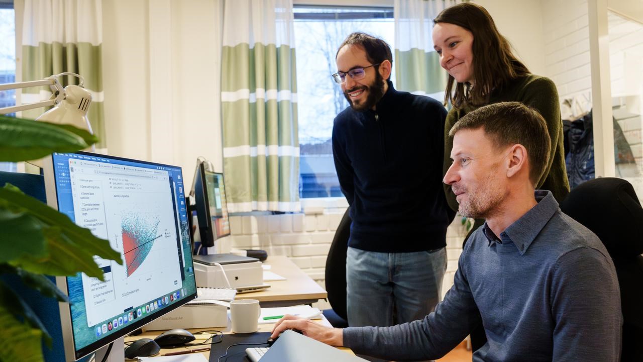 Bild p&aring; Nathaniel Street i datorlabbet med medarbetarna Edoardo Piombo och Elena van Zalen.