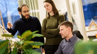 Bild på Nathaniel Street i datorlabbet med medarbetarna Edoardo Piombo och Elena van Zalen.