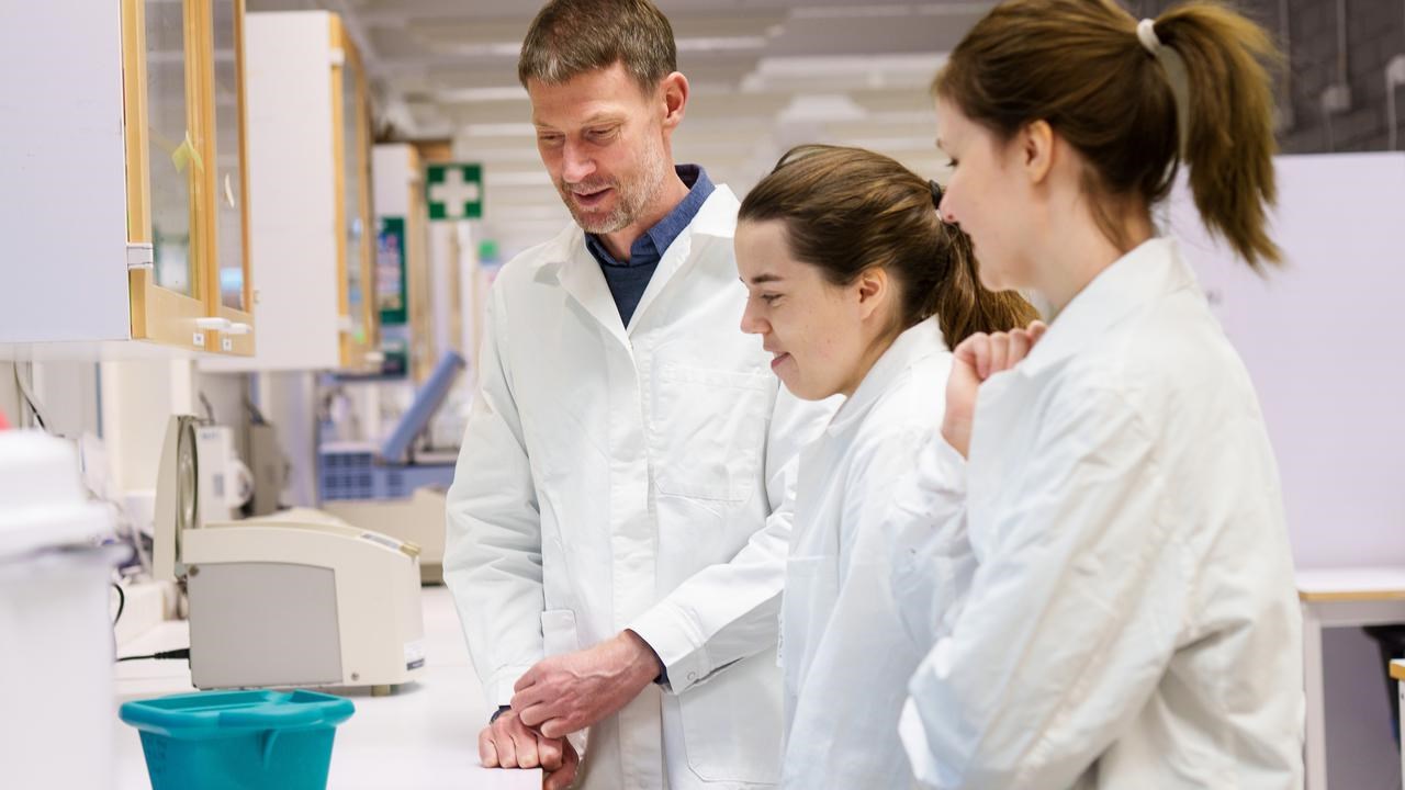 Bild p&aring; Nathaniel Street i labbet tillsammans med medarbetarna Amanda Mikko och Sara Rydman.