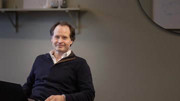 Man sitter på en stol i ett konferensrum