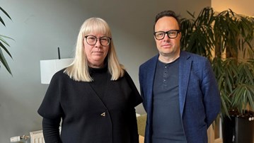 Man och kvinna framför en vägg
