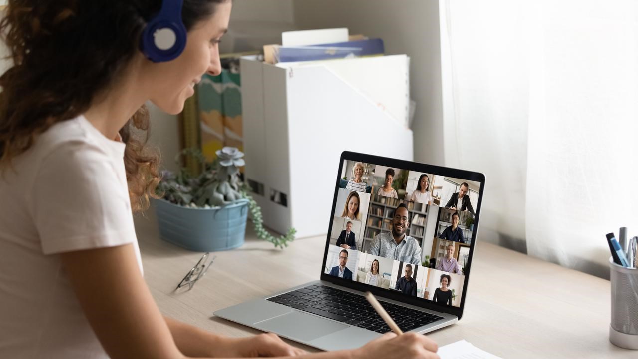 Kvinna som sitter i ett digitalt möte.