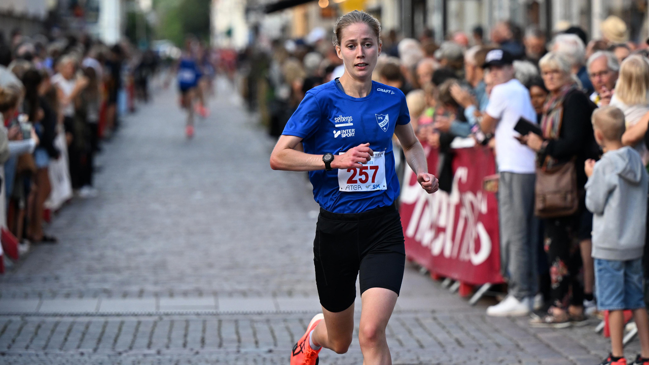 En kvinnlig l&ouml;pare p&aring; upploppet