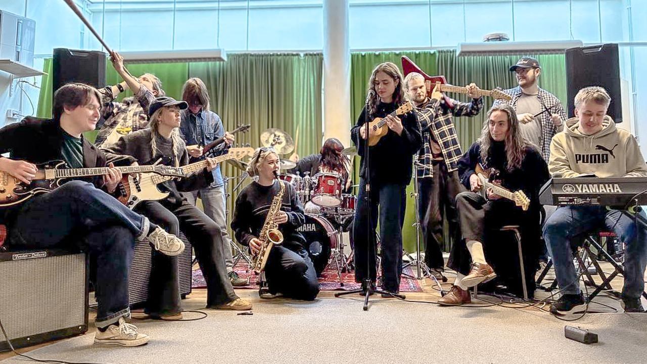 En grupp studenter som spelar instrument.