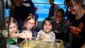 Forskare visar en aktivitet på ForskarFredag 2024 på Curiosum.